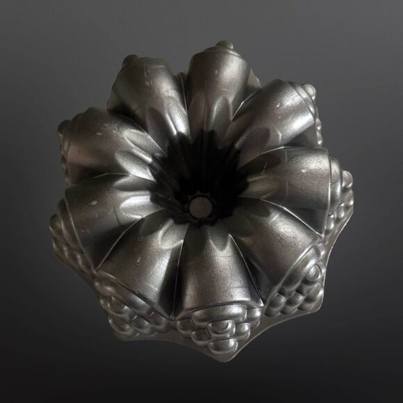 Martha Stewart Cast Aluminum Cathedral Bundt 10 Cup Bundt Pan Cast Non-Stick - Picture 4 of 7